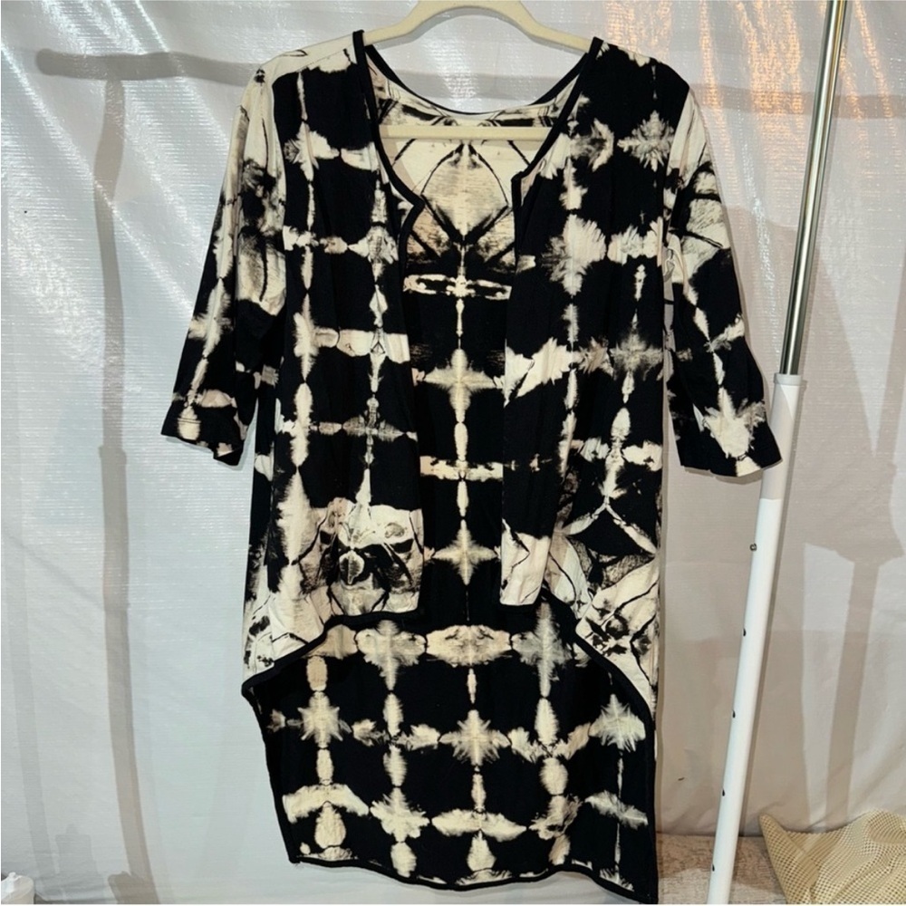 Chic Black and White Tie-Dye Tunic high low boutique